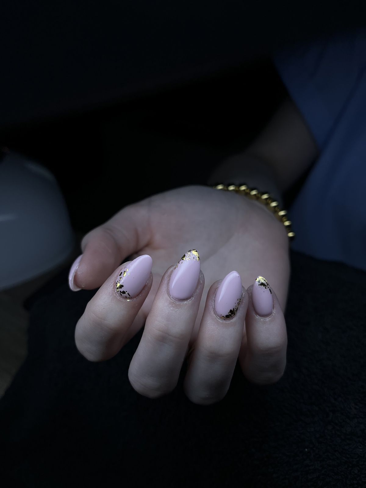Lila-roze amandelnagels met bladgoud op twee nagels