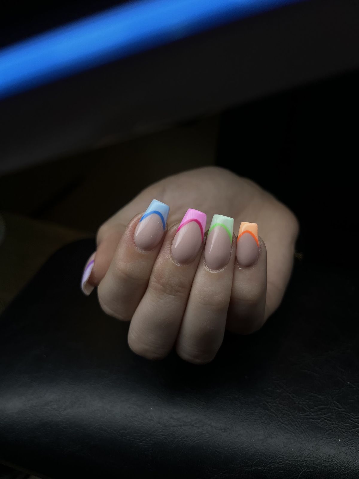 Vierkante nude nagels met french tips in blauw, roze, groen en oranje