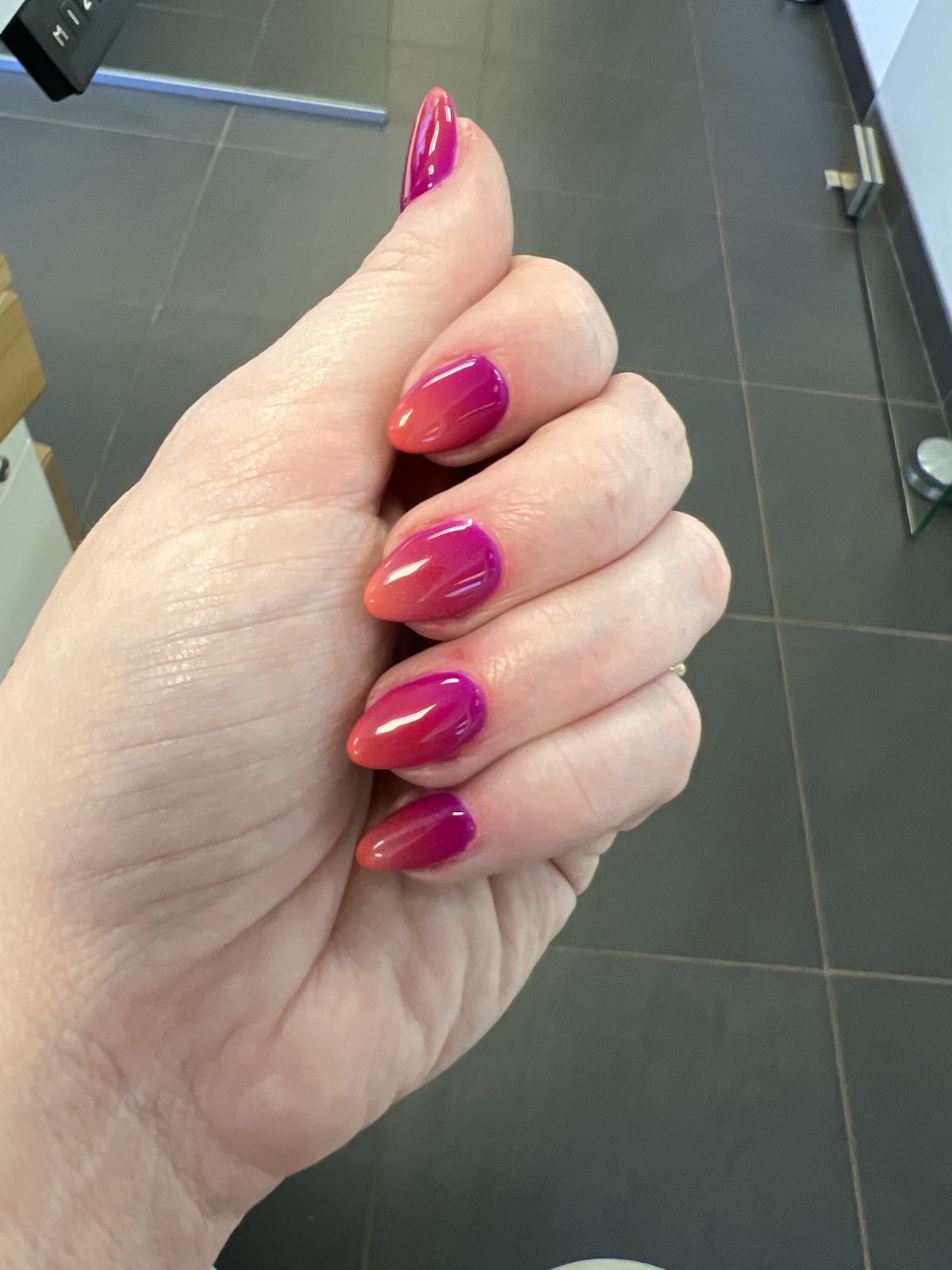 Roze tot magenta ombre amandelnagels van een klant